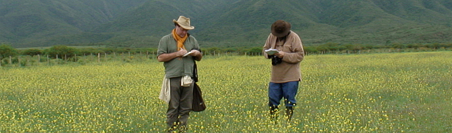 Gérard Ducerf et George Oxley relevant les plantes bioindicatrices pour réaliser un diagnostique de sol.